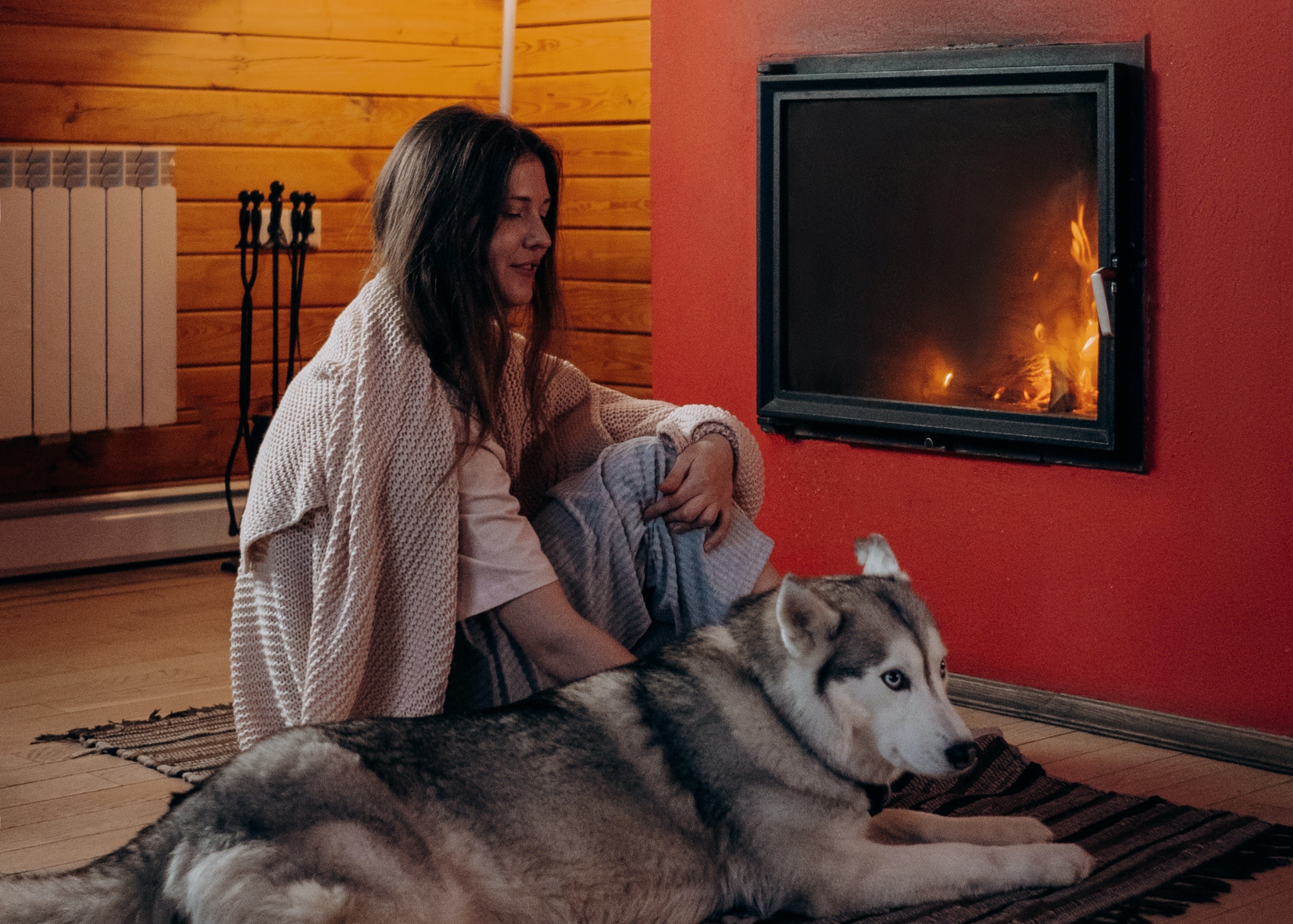 Una bonita chimenea, es algo que nos transmite bienestar, confort y calidez al ambiente. Con un poco de leña o pellets puedes crear un fuego muy acogedor, que calienta todo tu hogar.