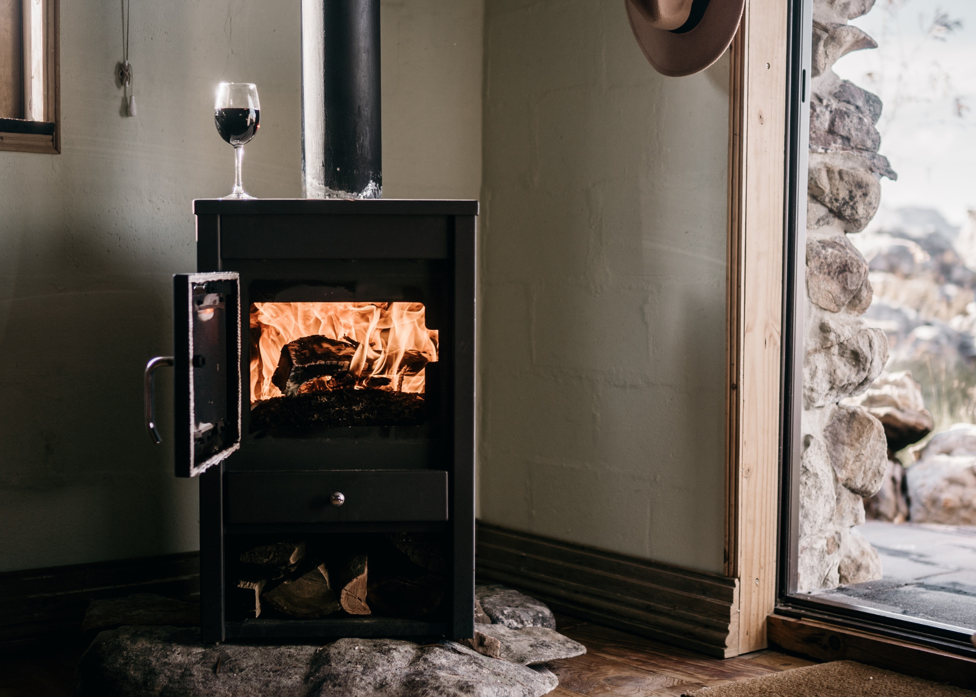 Si estás buscando la opción perfecta para tener tu hogar cálido y acogedor, no lo pienses más, las estufas, tanto de pellet como de leña, son perfectas para calentar toda tu casa. La naturaleza nos ayuda a ahorrar energía.