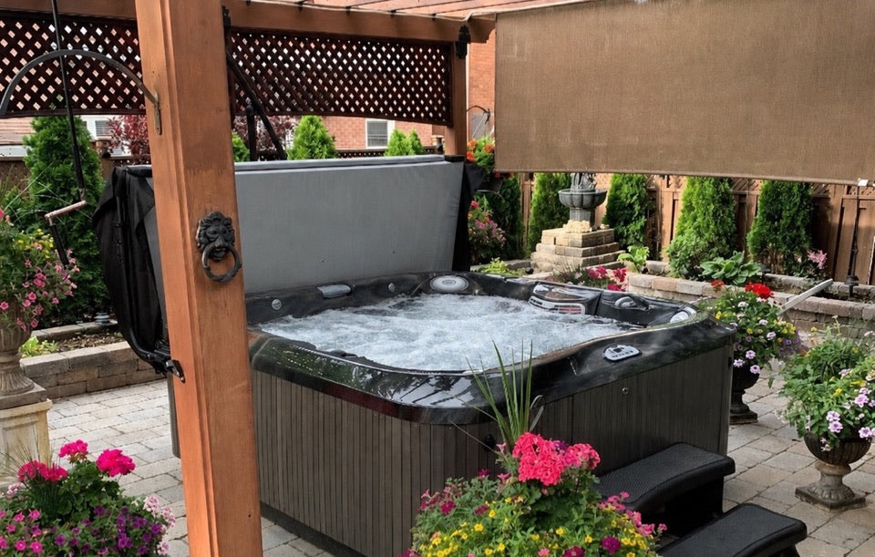 Spa real en un espacio exterior ajardinado