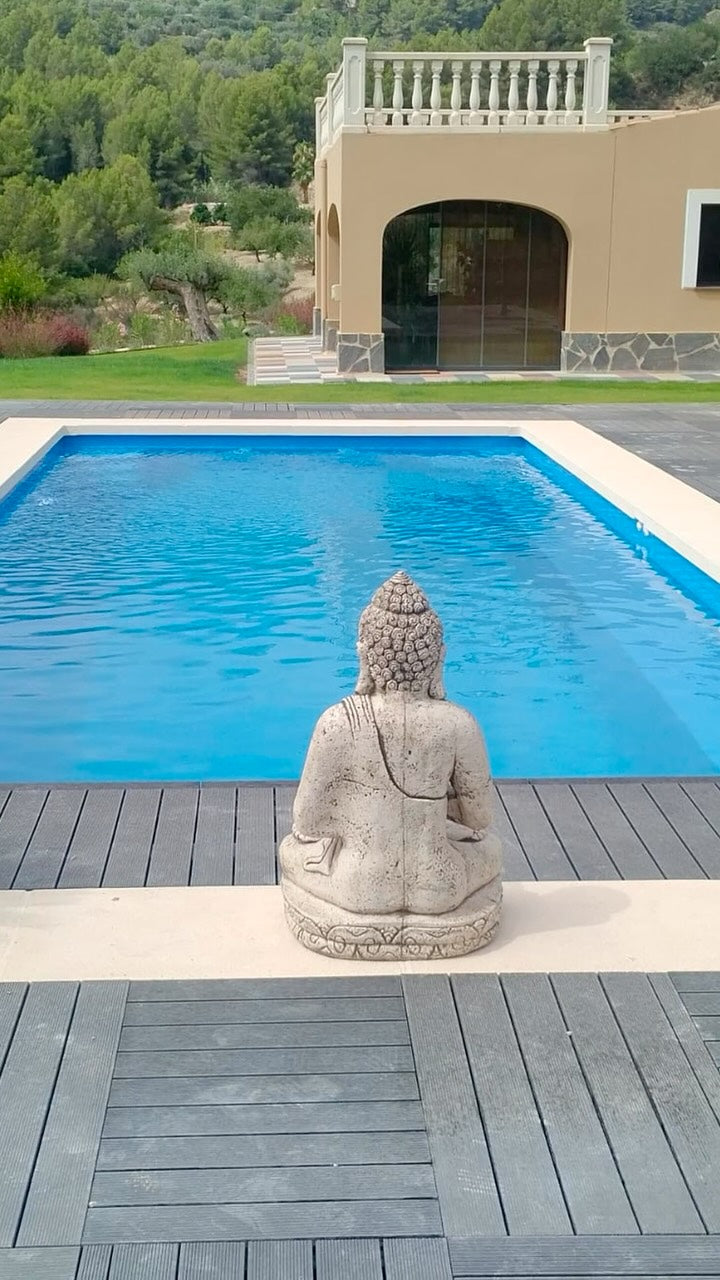 Piscina terminada de ILMAS integrada en un jardín rodeado de naturaleza