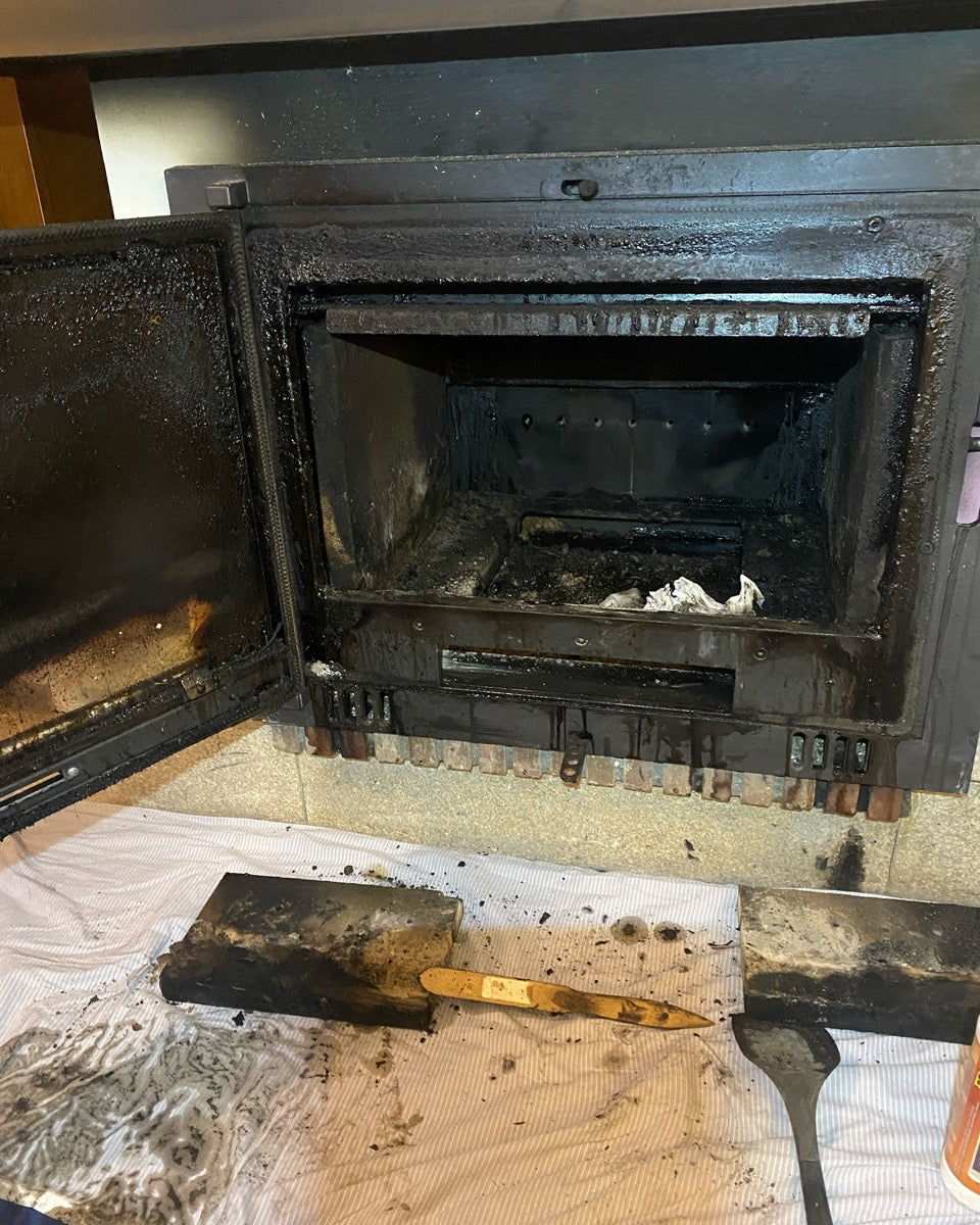 Interior de una chimenea antes de un trabajo de limpieza y mantenimiento