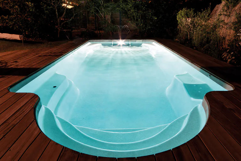 Piscina clásica Grecian con escalera curva