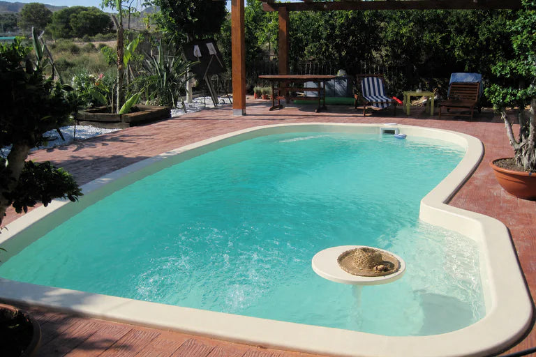 Piscina curva Oasis con zona de relax