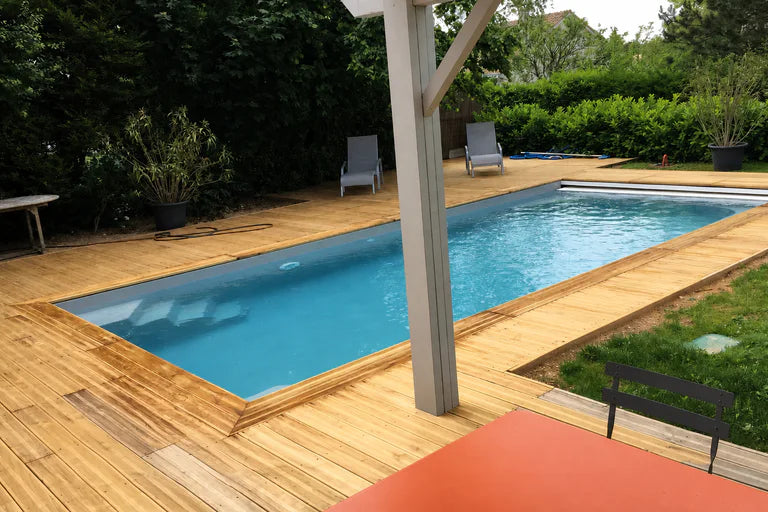 Piscina rectangular Platinum 8 en un jardín