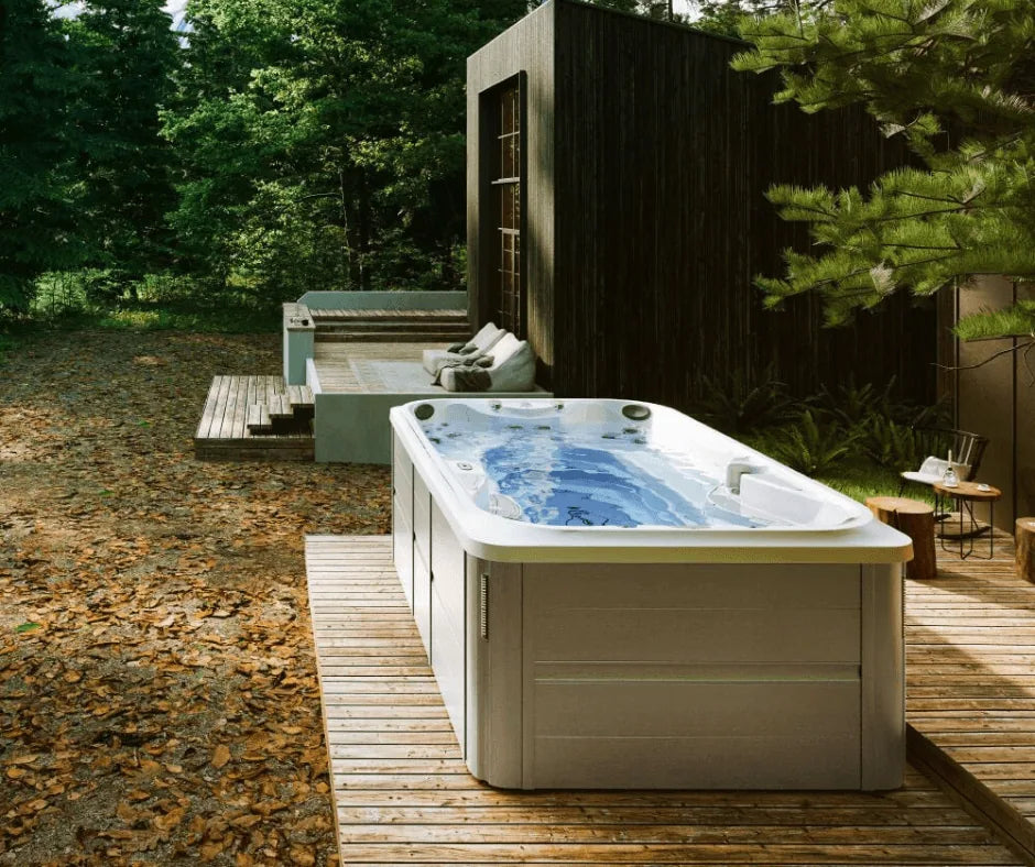 Swim spa instalado en una zona exterior arbolada